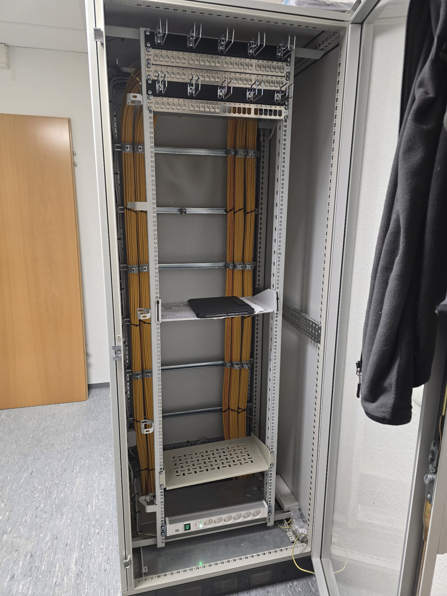 EDV Netzwerkschrank mit strukturierter Verkabelung